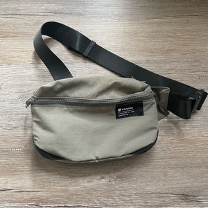 lululemon clean lines belt bag 2L